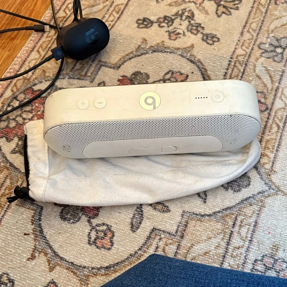 BEATS pill White Portable Bluetooth Speaker - Picture 1 of 5